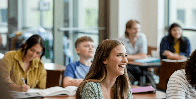 Jovens estudantes analisando opções profissionais e educacionais - Evolucao Orbital